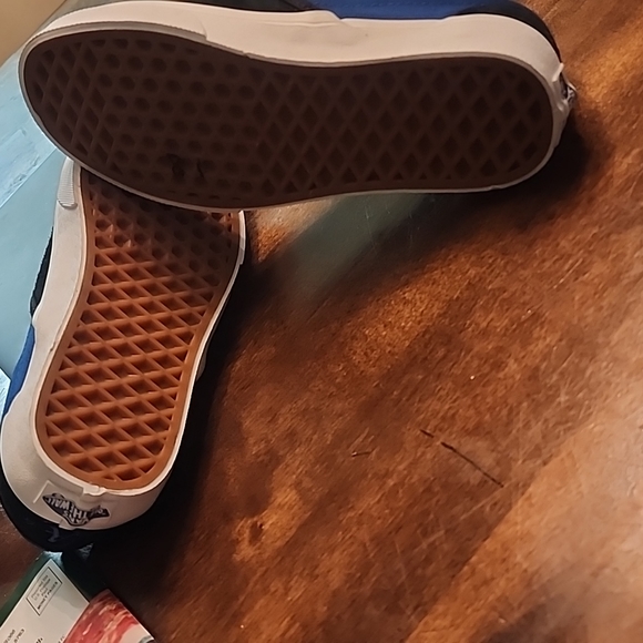 Never worn hard to find Los Angeles Van's - Picture 4 of 6